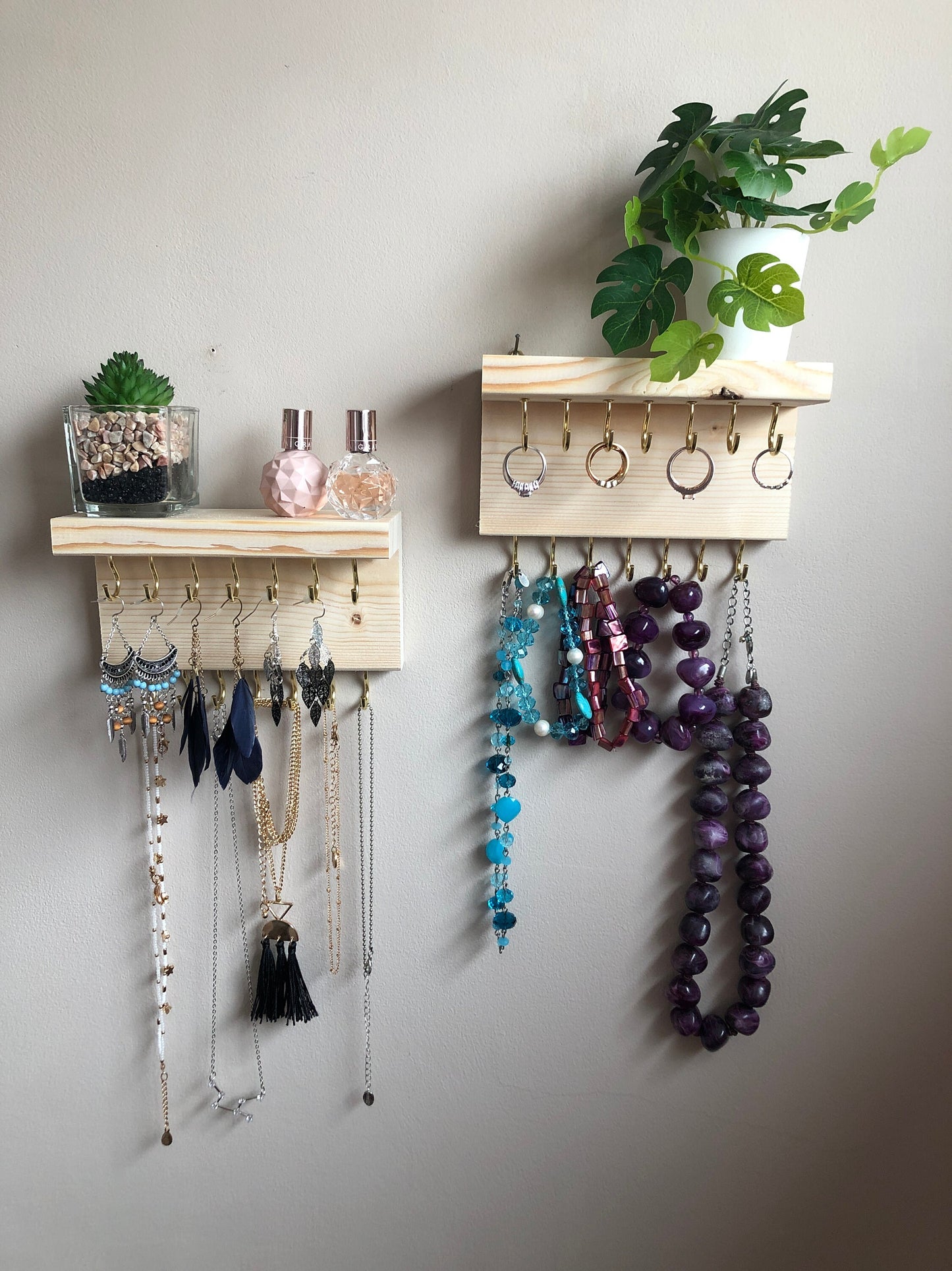 Each organizer, measuring 16cm in length, provides compact storage adaptable to any wall space, boasting a total of 28 hooks for ample room to elegantly display your favorite pieces. Featuring convenient D rings for easy hanging, these organizers double as additional shelving, perfect for storing smaller accessories. Handcrafted from carefully selected timber, each piece exudes natural charm with unique grain patterns, available in enchanting colors like Woodland, Rustic Oak, and Ebony.